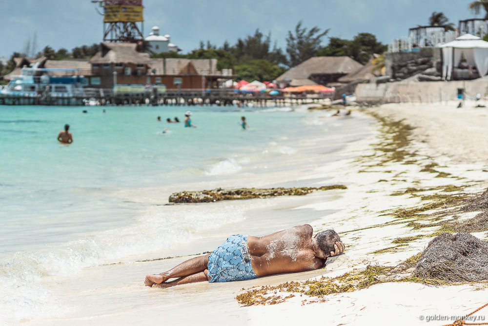Канкун, отдыхающий дяденька на пляже Пес-Валадор