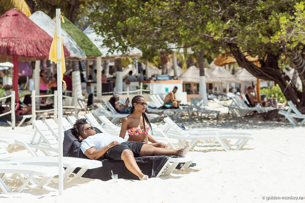 Канкун, туристы на пляже Караколь
