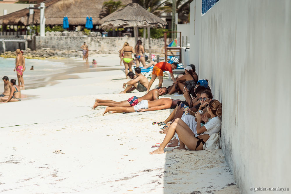 Канкун, отдыхающие на пляже Караколь