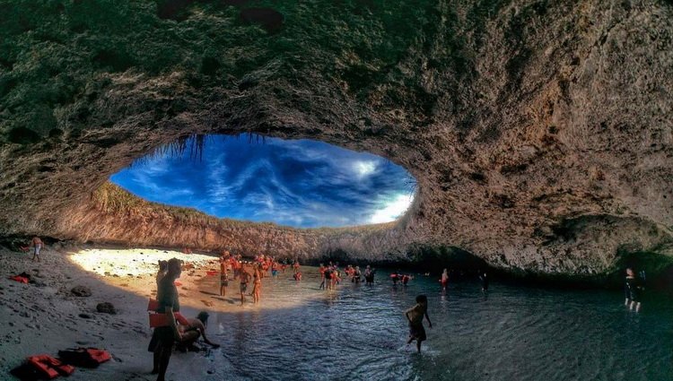 Своды пещеры скрытого пляжа
