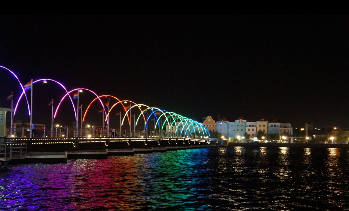 Красивая ночная подсветка мост королевы Эммы