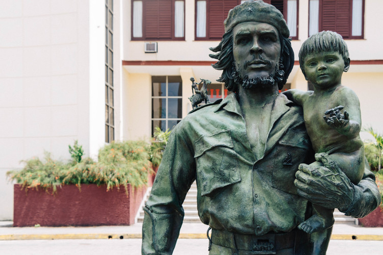 Статуя Че Геварры держащего ребенка